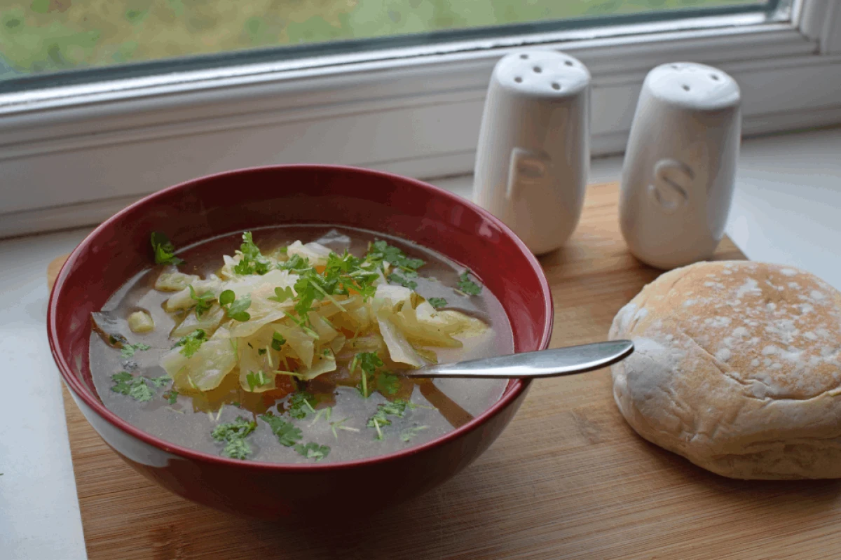 Słodko-ostra zupa z kapusty pekińskiej z kurczakiem